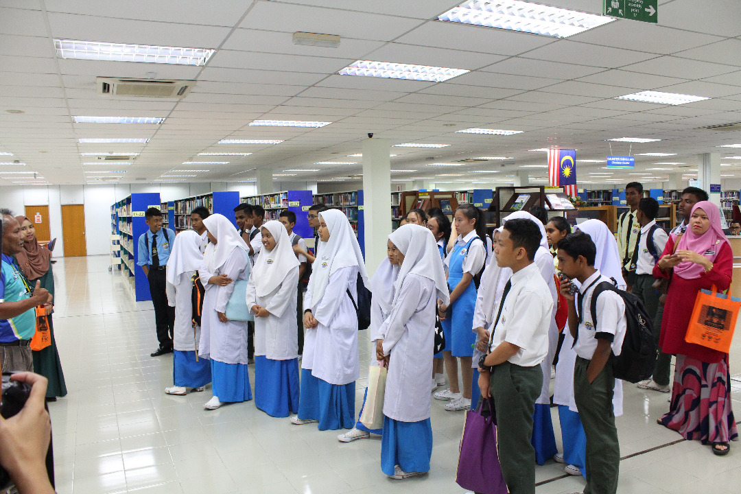 Lawatan Pelajar Sekolah Menengah Kebangsaan Cenderawasih ke Perpustakaan UMP Gambang (1 Ogos 2018) 