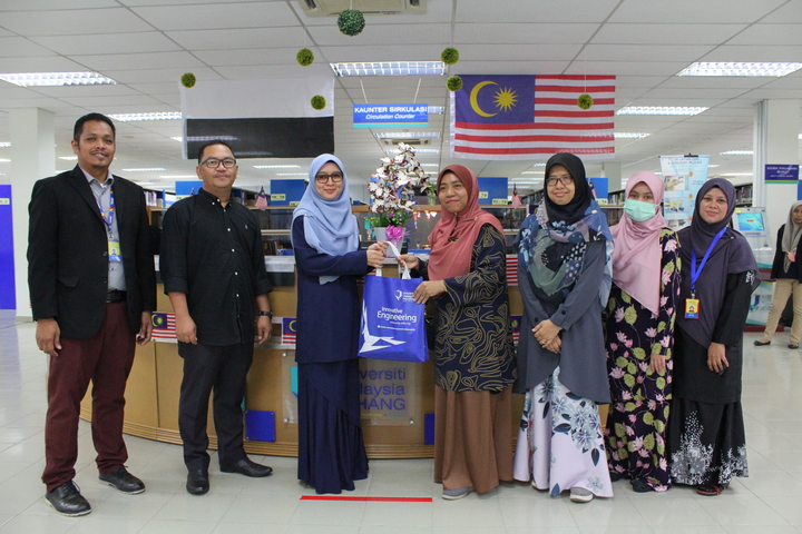Lawatan daripada Pelajar dan Guru dari Sekolah Menengah Kebangsaan Seri Dungun Ke Perpustakaan UMP Gambang