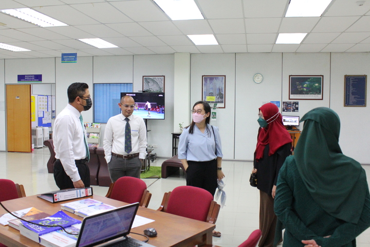 Lawatan persediaan penilaian akreditasi Lembaga Teknologis Malaysia (MBOT) oleh penilai luar untuk program Ijazah Sarjana Muda (Kepujian) applied science in industrial biotechnology