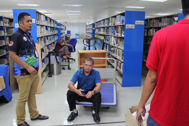 Pemeriksaan rekod inventori dan gotong-royong perlupusan aset / perabot yang rosak di Perpustakaan UMP Gambang